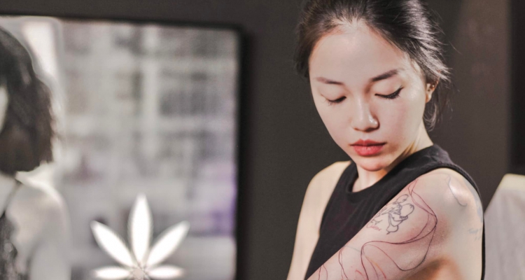 Nghệ sĩ K Tattoo đang thực hiện hình xăm cho khách