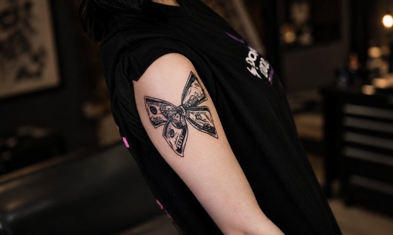 Hình xăm nơ trên bắp tay tại Hùng Tattoo
