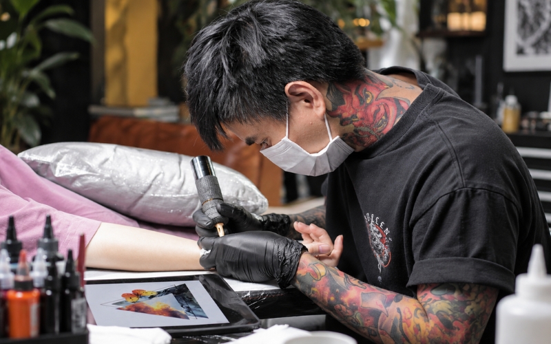 Tattoo artist tư vấn thiết kế hình xăm phù hợp cho khách hàng