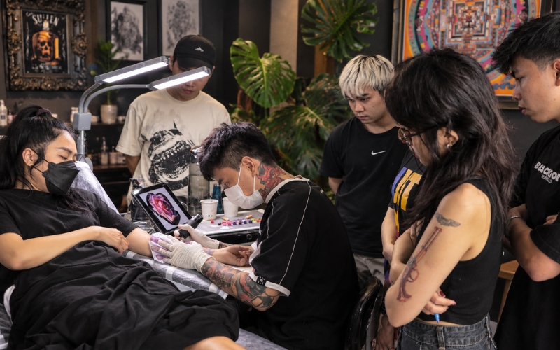 Học nghề trực tiếp tại studio xăm thực tế