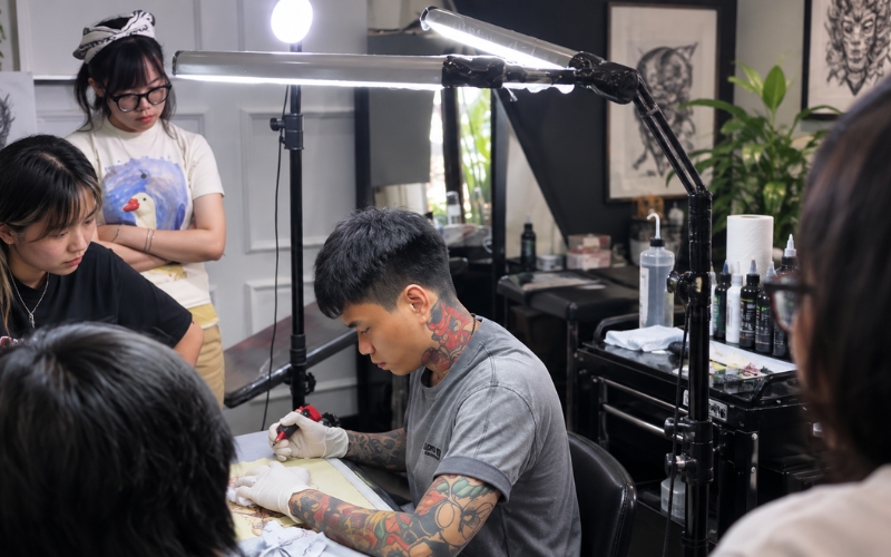 Hình xăm Blackwork nổi bật với mảng đen và đường nét rõ