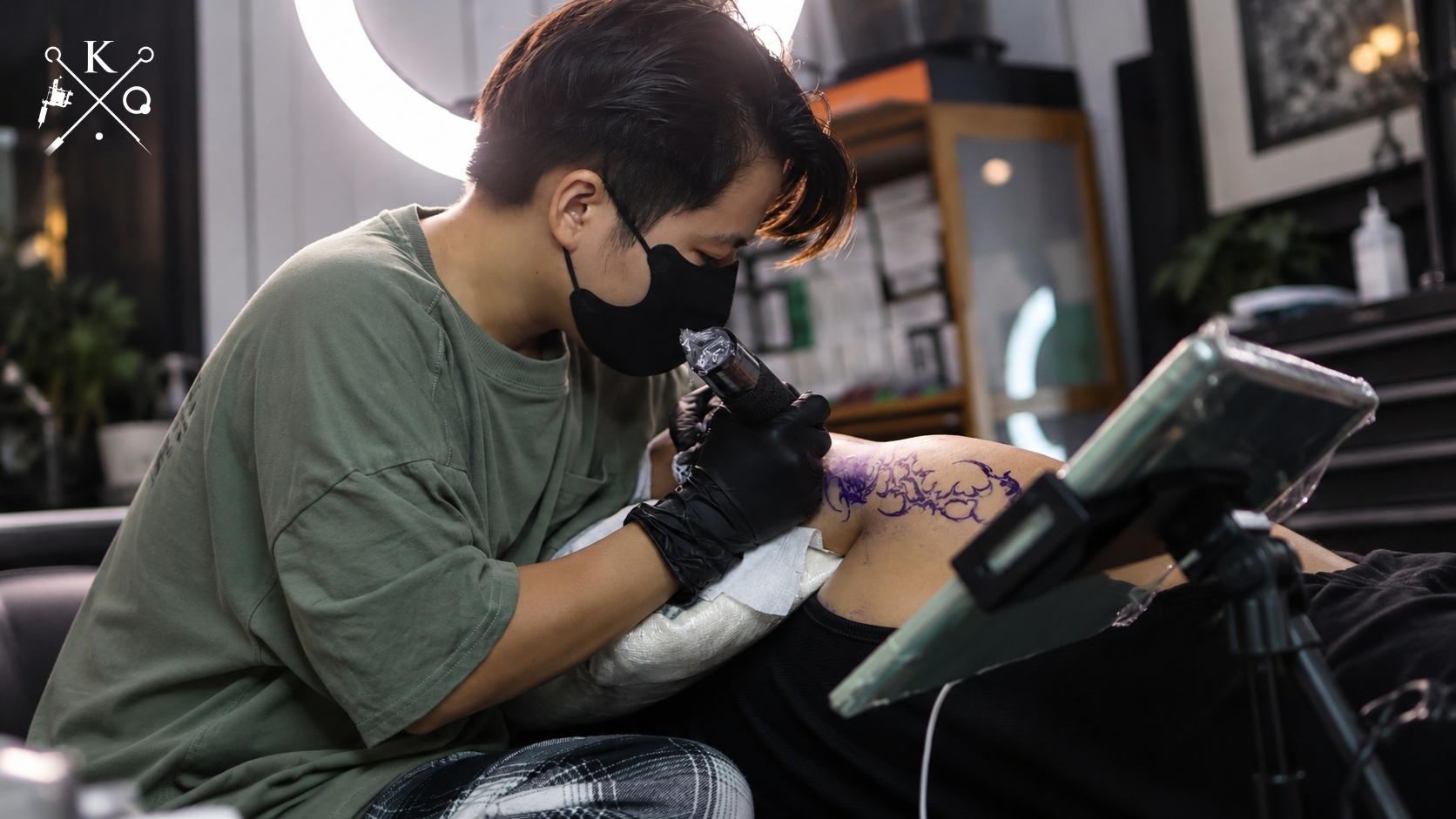 Nhân viên K Tattoo thực hiện xăm theo yêu cầu cho khách hàng Tư vấn hình xăm phù hợp trước kỳ tuyển quân tại K Tattoo