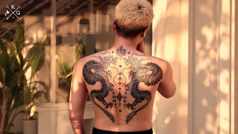 Hình xăm rồng châu Á với đường nét uốn lượn