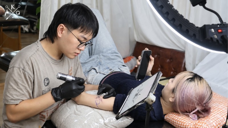 Tư vấn lịch xăm tại K TATTOO trước chuyến du lịch Đặt lịch xăm với K Tatto để nhận tư vấn từ chuyên viên